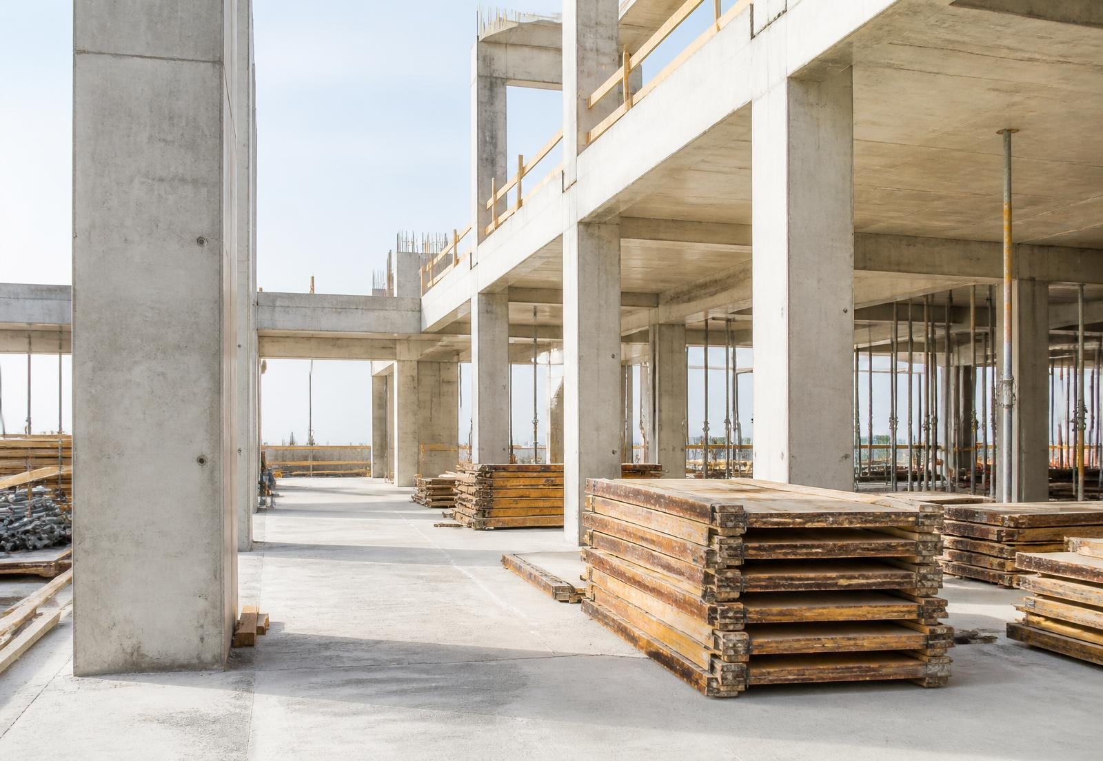 Estrutura de concreto em obra com sistemas de formas